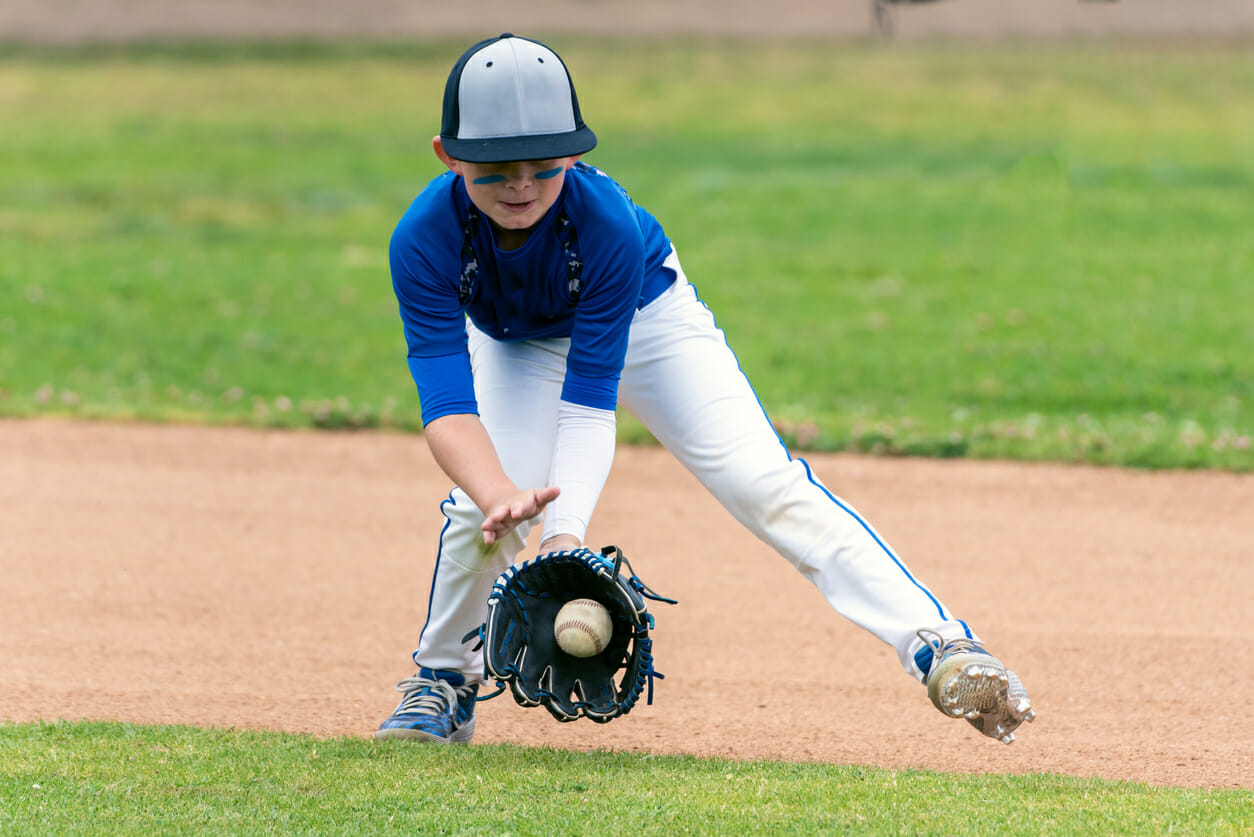 Baseball player leaving it all out on the field.
